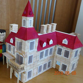 お屋敷を作りました。設計図を作成し、つまようじで作ったベランダや出窓、塔がお気に入りです。※3セット使用