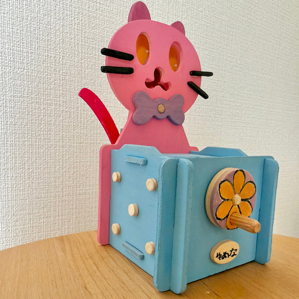 夏休みの課題の貯金箱に作りました。
