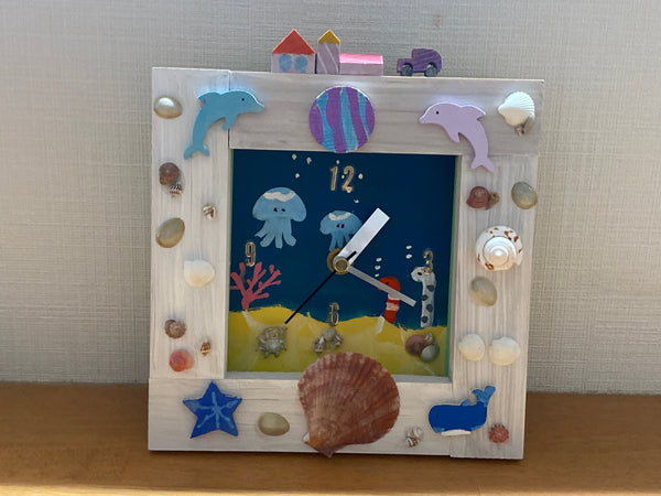 砂や海の生き物を書いて､より海の中を表現しました！